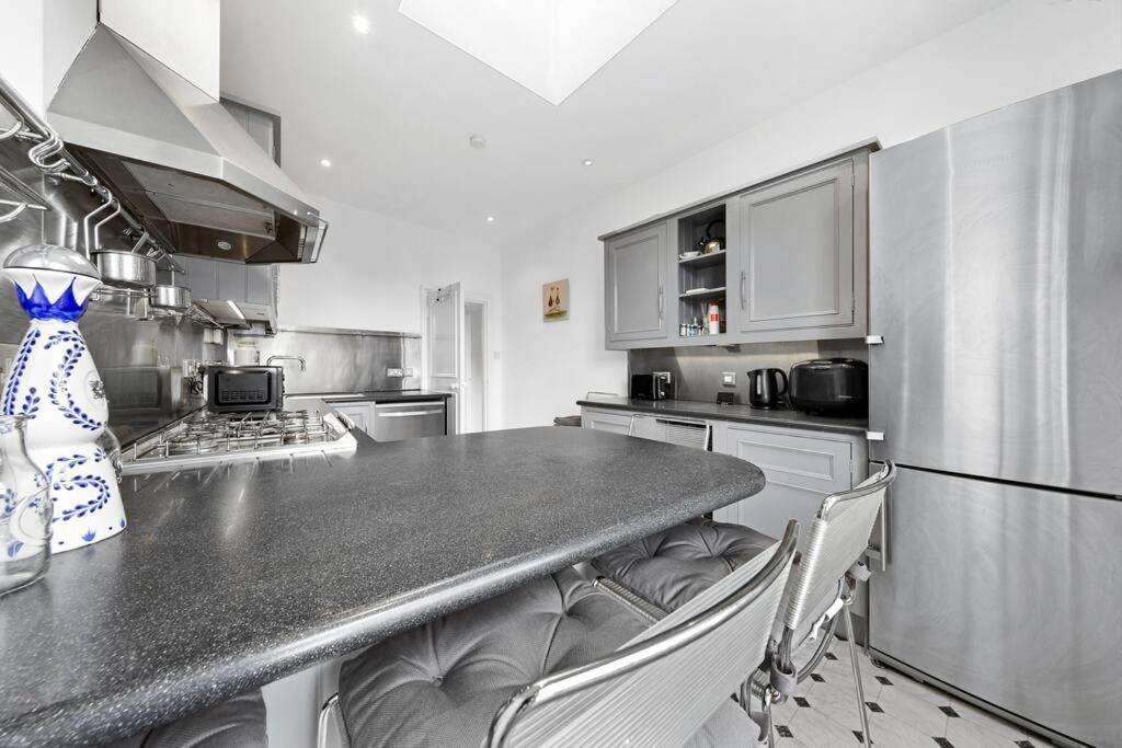 Spacious Sleep 11 With Terrace In Earls Court Ec99 London Exterior foto